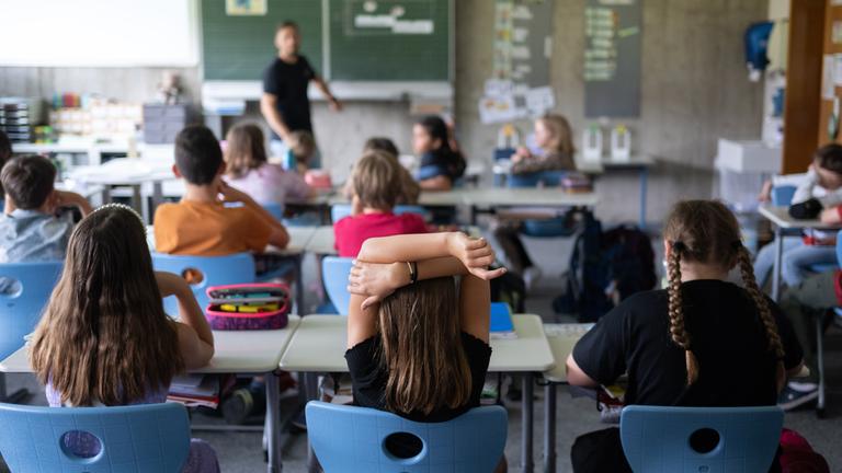 Baden-Württemberg, Neckartailfingen: Schülerinnen und Schüler einer vierten Klasse einer Grundschule nehmen am Unterricht teil.