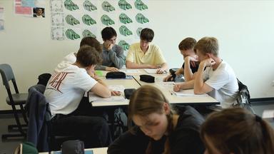 Klasse beim Unterricht