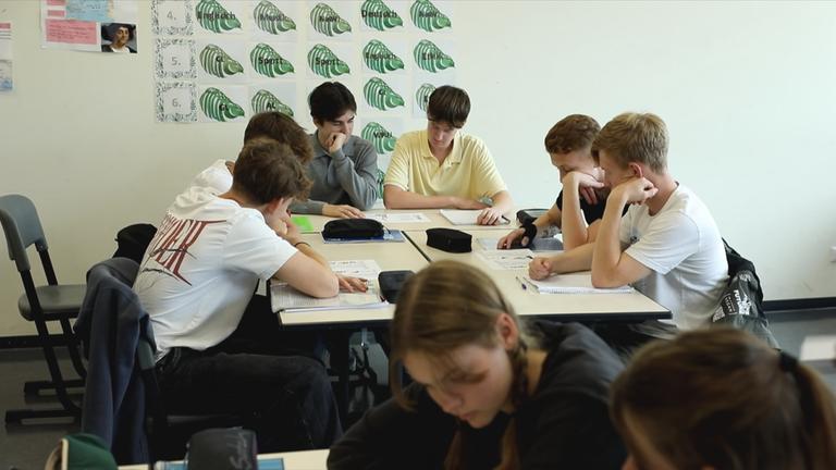 Klasse beim Unterricht