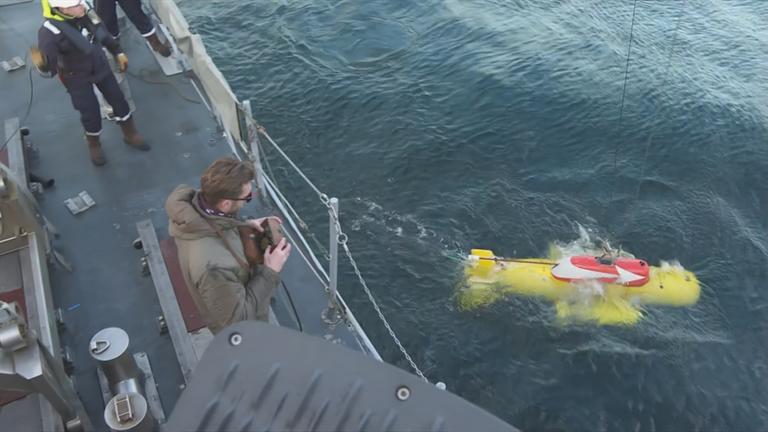 Marine-Mission zum Schutz von Unterseekabeln; Tauchroboter wird zu Wasser gelassen