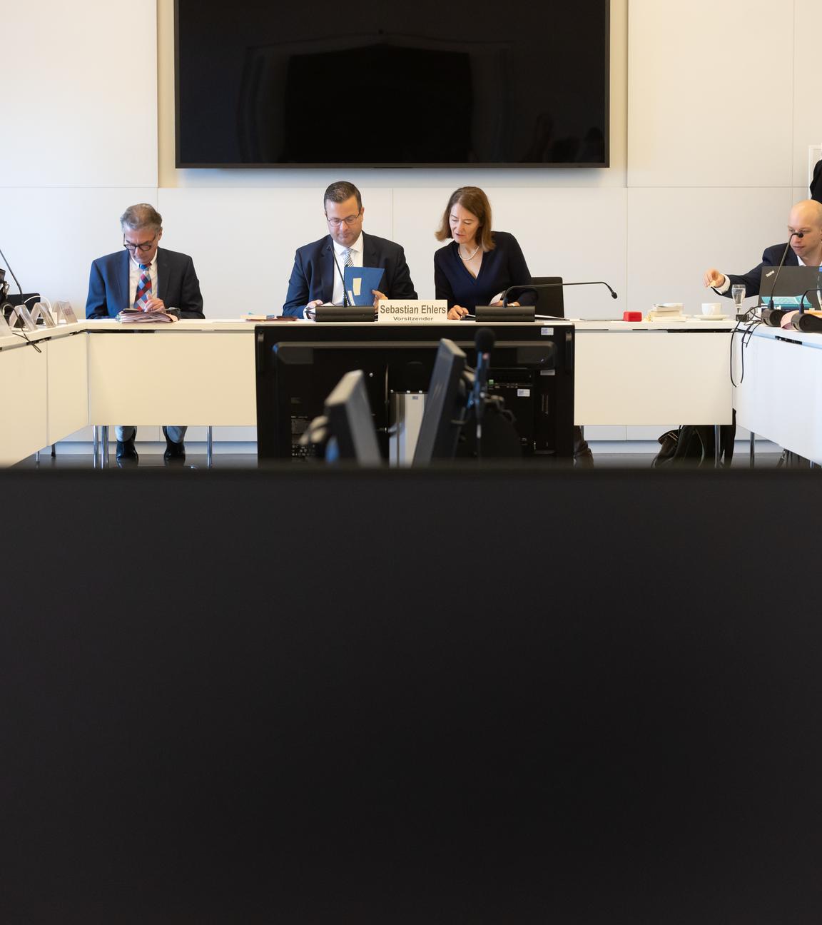 Mitglieder des Untersuchungsausschusses zur Stiftung Klima- und Umweltschutz MV bereiten sich im Schloß Schwerin auf den Beginn der öffentlichen Zeugenvernehmung von Altkanzler Schröder vor.