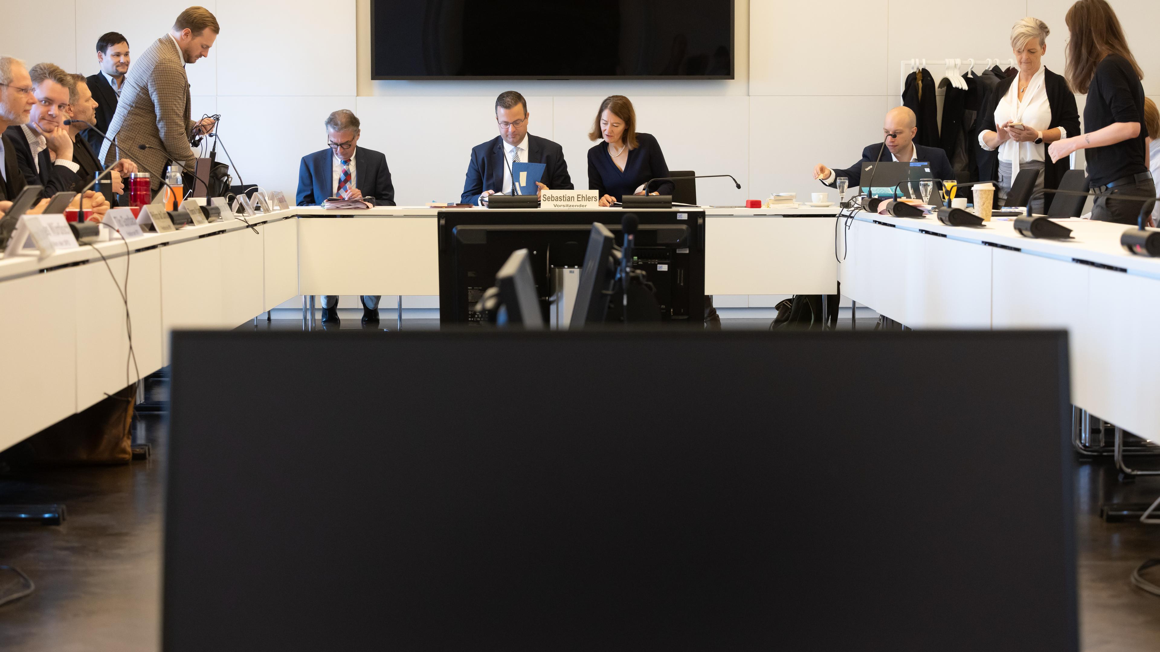 Mitglieder des Untersuchungsausschusses zur Stiftung Klima- und Umweltschutz MV bereiten sich im Schloß Schwerin auf den Beginn der öffentlichen Zeugenvernehmung von Altkanzler Schröder vor.