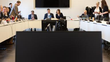 Mitglieder des Untersuchungsausschusses zur Stiftung Klima- und Umweltschutz MV bereiten sich im Schloß Schwerin auf den Beginn der öffentlichen Zeugenvernehmung von Altkanzler Schröder vor.