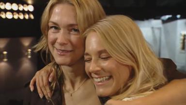 Linda Hesse und Julia Lindholm haben sich im Arm