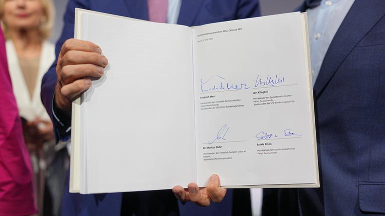 Der unterzeichnete Koalitionsvertrags von CDU, CSU und SPD am 05.05.2025