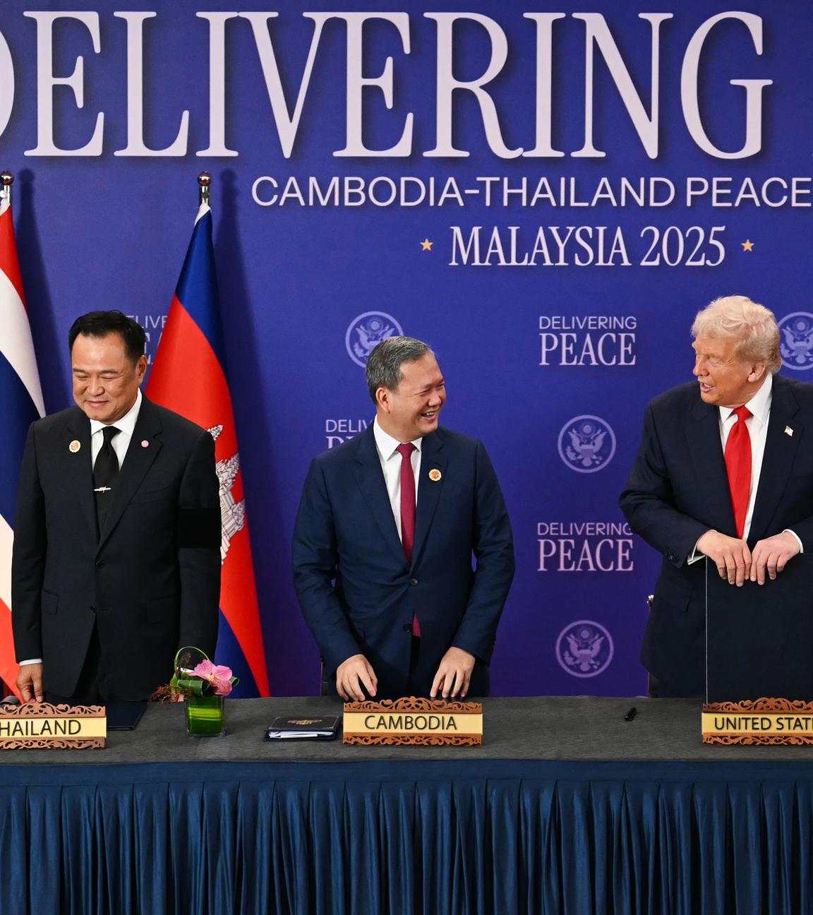 Malaysia, Kuala Lumpur: US-Präsident Donald Trump (r) spricht mit dem kambodschanischen Premierminister Hun Manet, während der thailändische Premierminister Anutin Charnvirakul (l) nach der feierlichen Unterzeichnung eines Waffenstillstandsabkommens zwischen Thailand und Kambodscha am Rande des 47. Gipfeltreffens der Association of Southeast Asian Nations (ASEAN) daneben steht. 