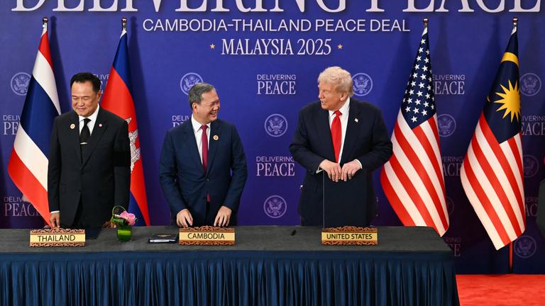 Malaysia, Kuala Lumpur: US-Präsident Donald Trump (r) spricht mit dem kambodschanischen Premierminister Hun Manet, während der thailändische Premierminister Anutin Charnvirakul (l) nach der feierlichen Unterzeichnung eines Waffenstillstandsabkommens zwischen Thailand und Kambodscha am Rande des 47. Gipfeltreffens der Association of Southeast Asian Nations (ASEAN) daneben steht. 