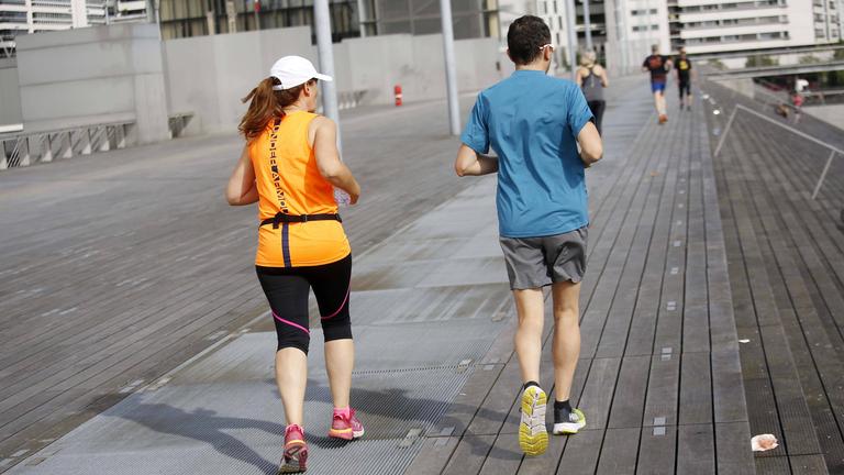 Eine Frau und ein Mann laufen nebeneinander.
