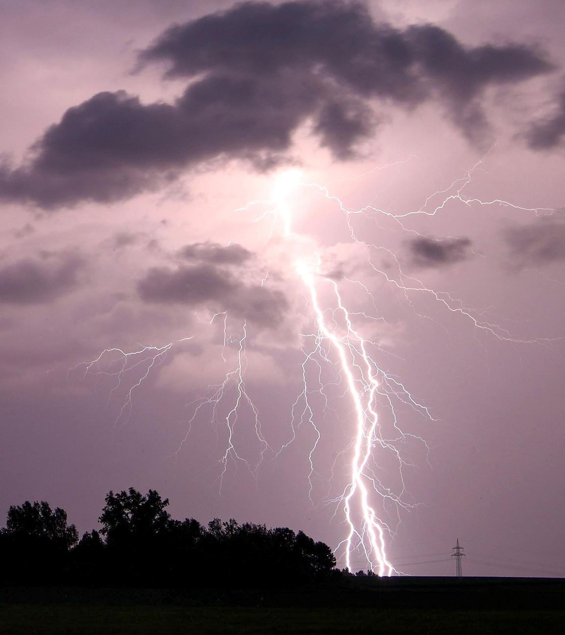 Ein Blitz bahnt sich seine Wege zur Entladung bei einem Sommergewitter am Abend bei Höchstädt im Landkreis Dillingen an der Donau