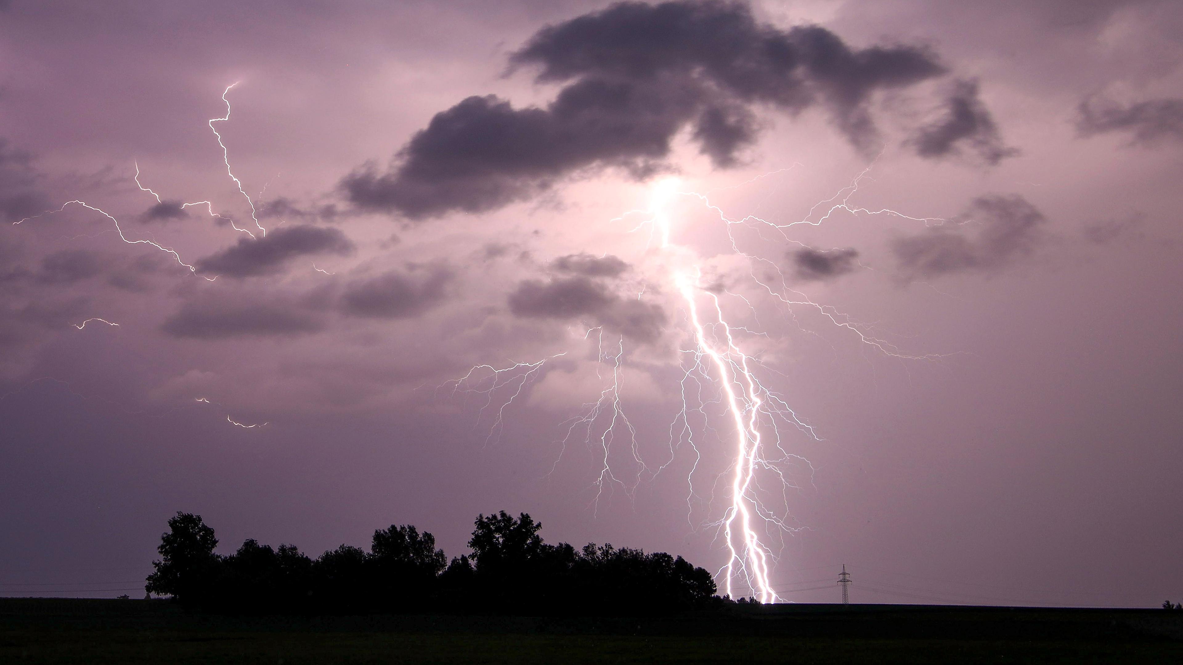 Ein Blitz bahnt sich seine Wege zur Entladung bei einem Sommergewitter am Abend bei Höchstädt im Landkreis Dillingen an der Donau