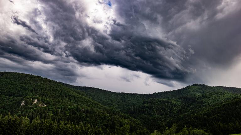 Aufziehendes Gewitter über den Alpen in der Nähe von Bergen, Oberbayern