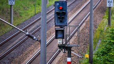 Ein Streckensignal an der zweigleisigen Bahnstrecke zwischen Berlin und Hamburg steht auf Rot.