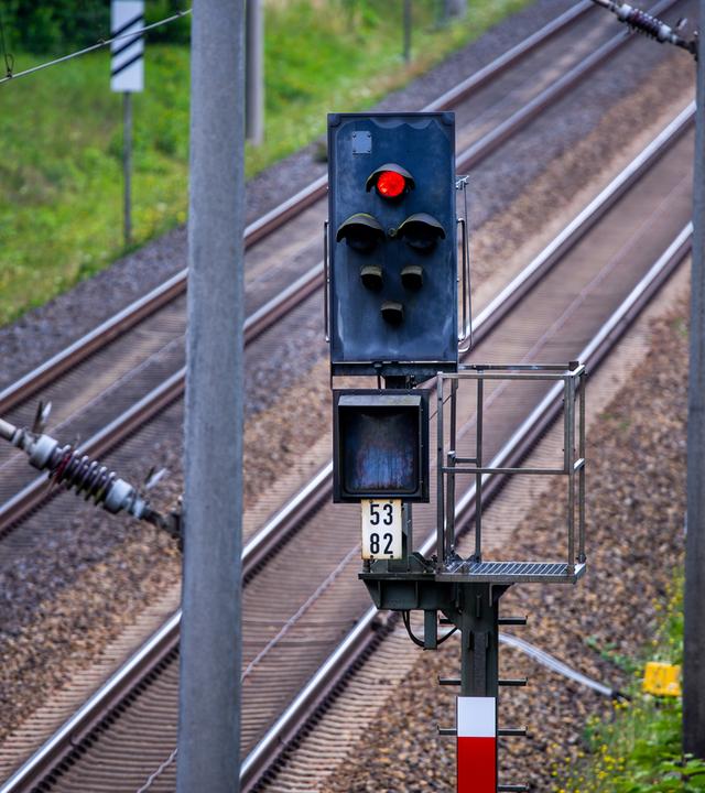Ein Streckensignal an der zweigleisigen Bahnstrecke zwischen Berlin und Hamburg steht auf Rot.