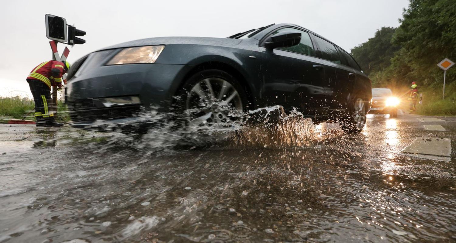 Starkes Unwetter führt zu Überschwemmungen und Aquaplaning