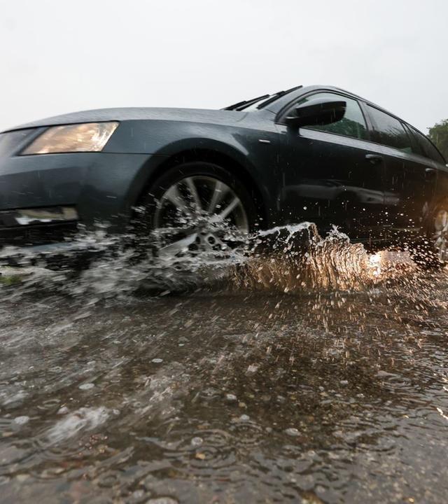 Starkes Unwetter führt zu Überschwemmungen und Aquaplaning