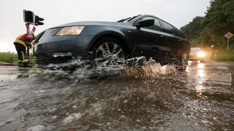 Starkes Unwetter führt zu Überschwemmungen und Aquaplaning
