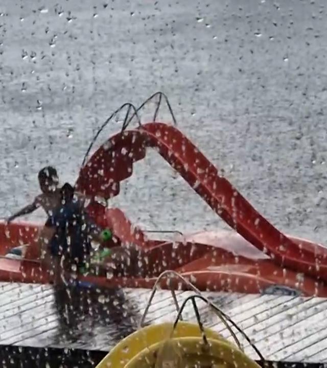 Bayern, Kinding: Kinder gehen vor Regen in Deckung. 