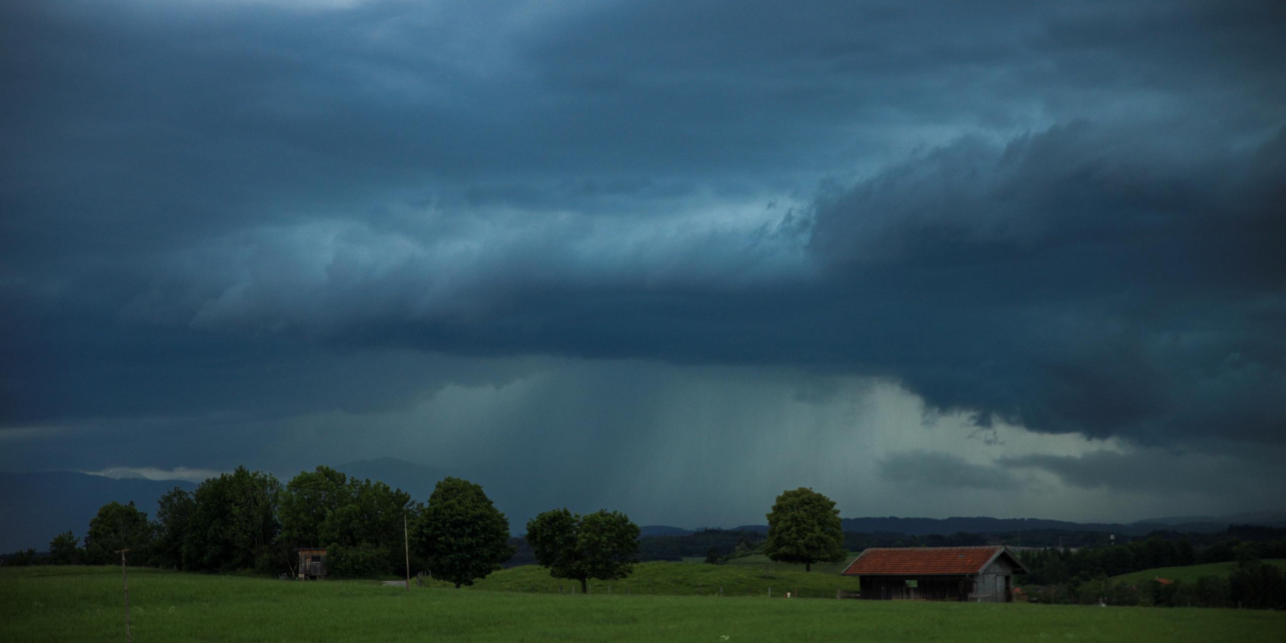Dunkler Himmel über Bayern