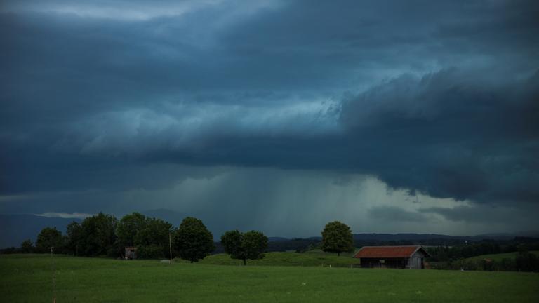 Dunkler Himmel über Bayern