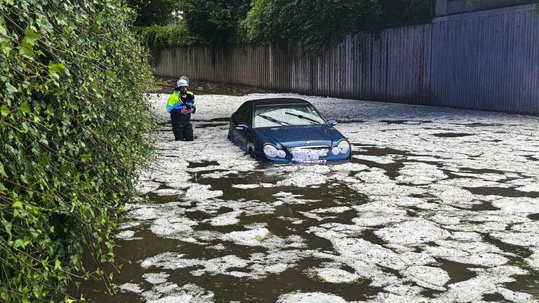Schwere Unwetter mit Hagel in Bayern: Auto in Hochwasser