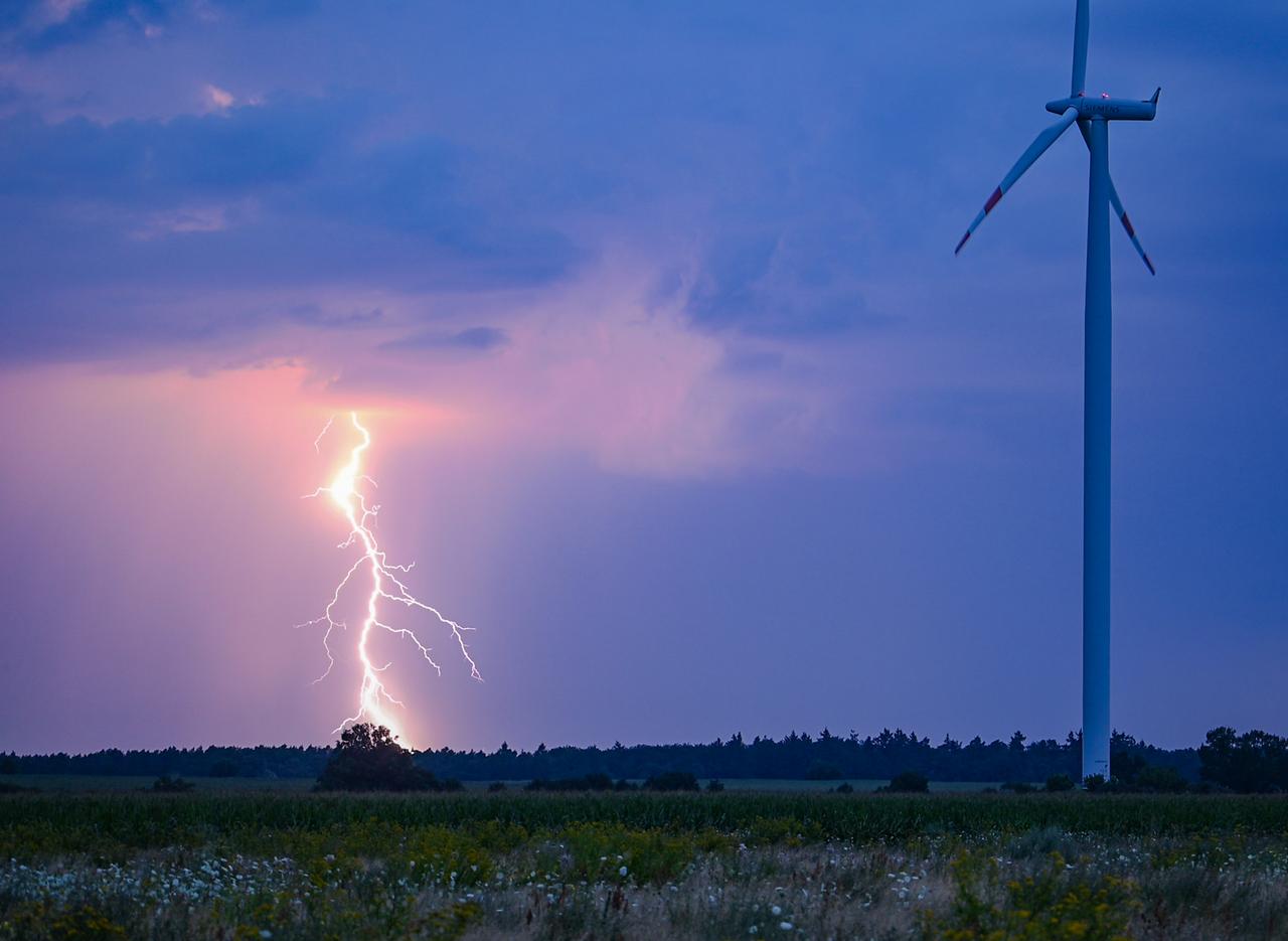 Gewitter mit Blitzen entlädt sich über Brandenburg
