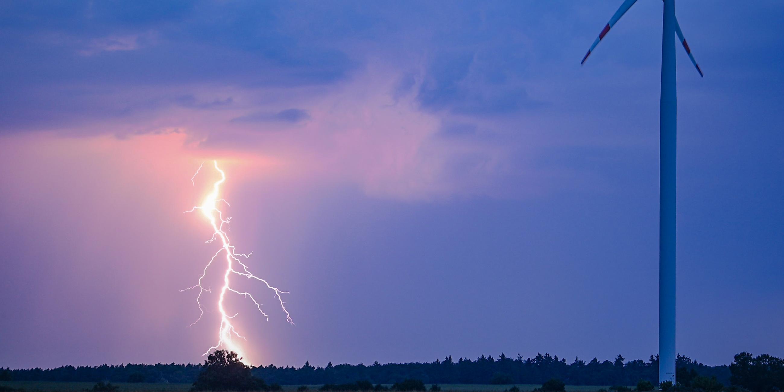 Gewitter mit Blitzen entlädt sich über Brandenburg