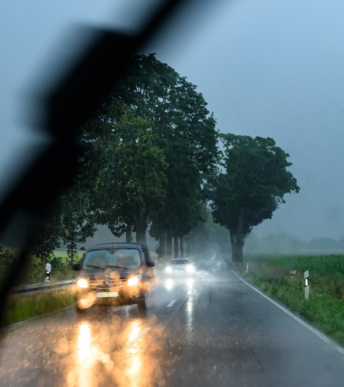 Beeskow: Während eines heftigen Regenschauers sind Autos auf einer Landstraße im östlichen Brandenburg unterwegs.