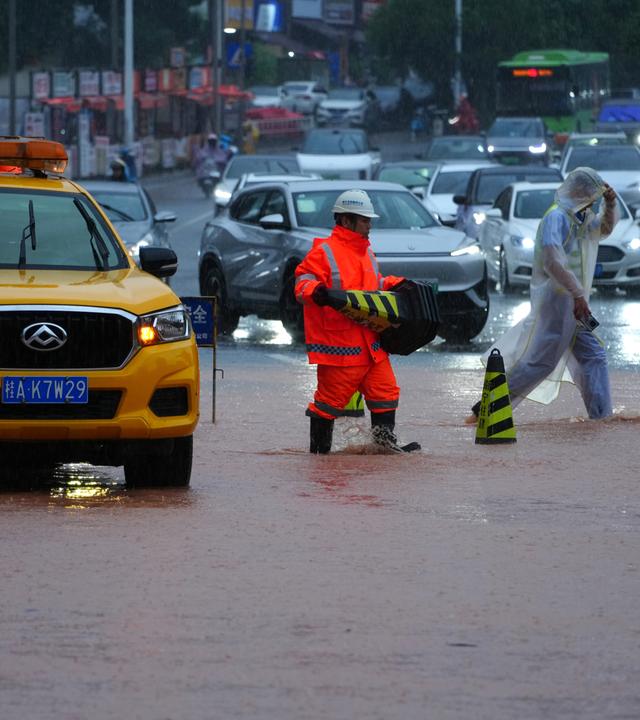 Überflutete Straße in China nach Unwetter