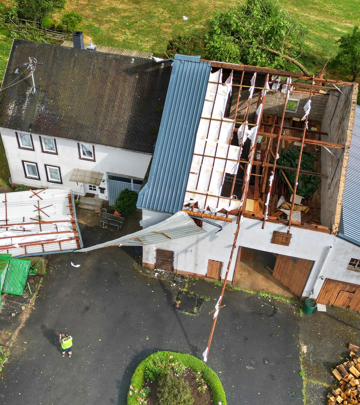 Dach einer Scheune wurde durch ein Unwetter abgedeckt.