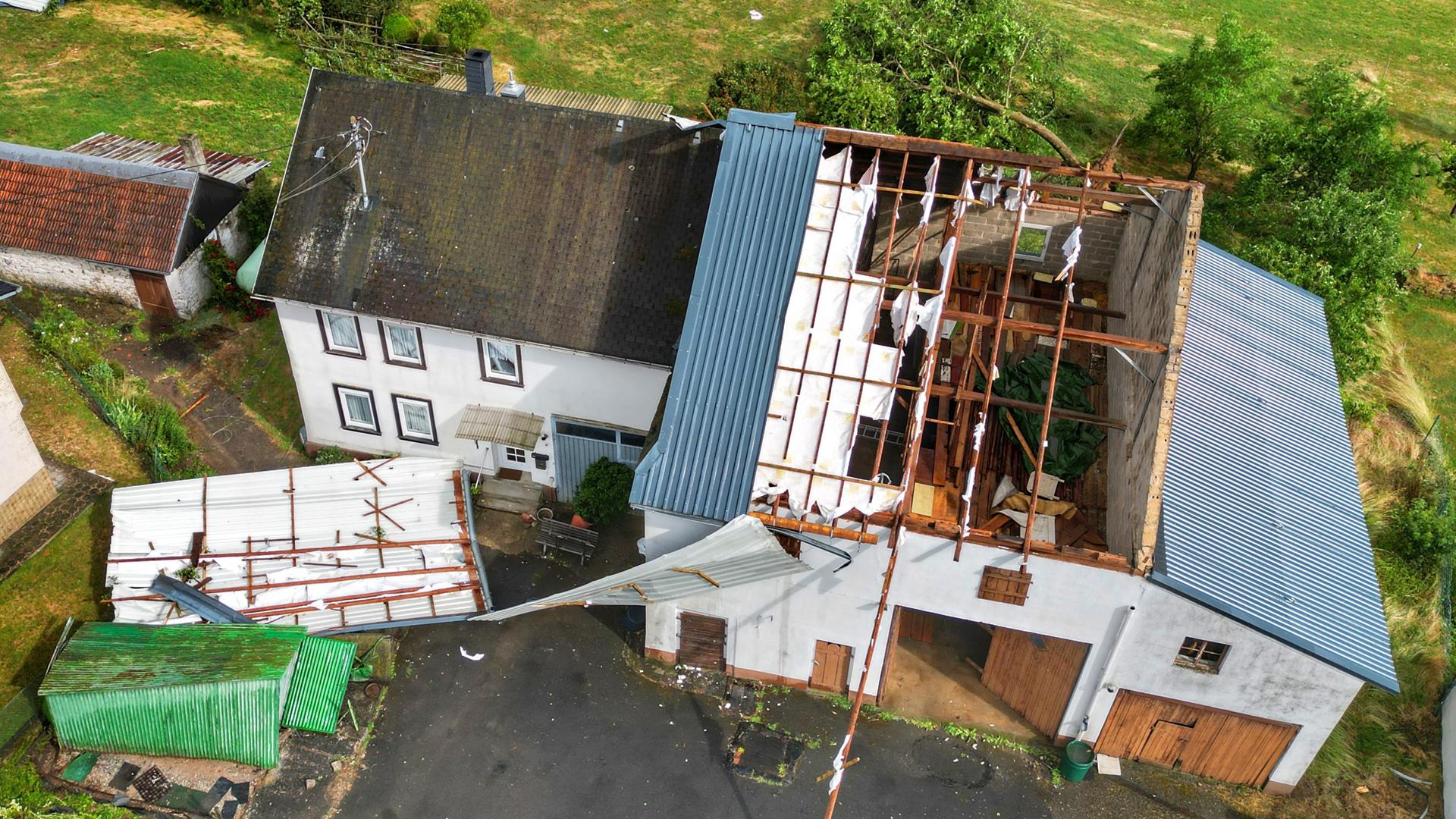 Dach einer Scheune wurde durch ein Unwetter abgedeckt.