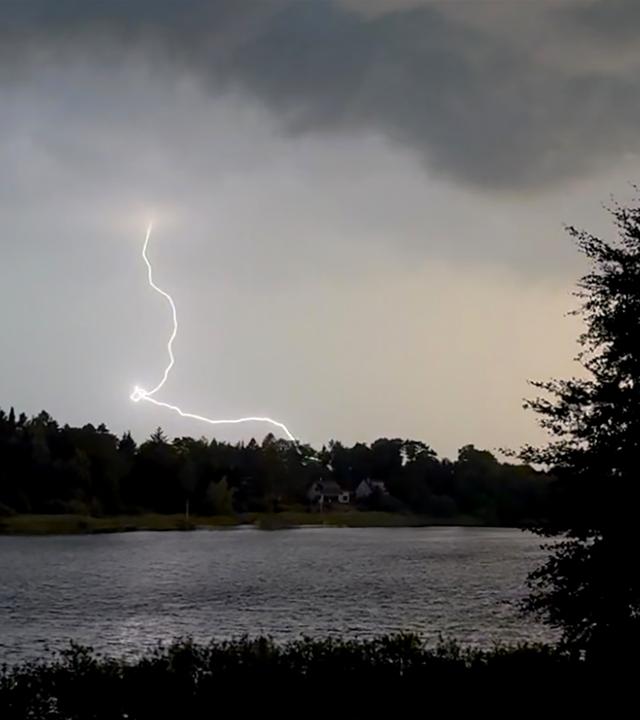 Ein Blitz zuckt während eines Unwetters über dem Langsee in der Nähe von Eckernförde.