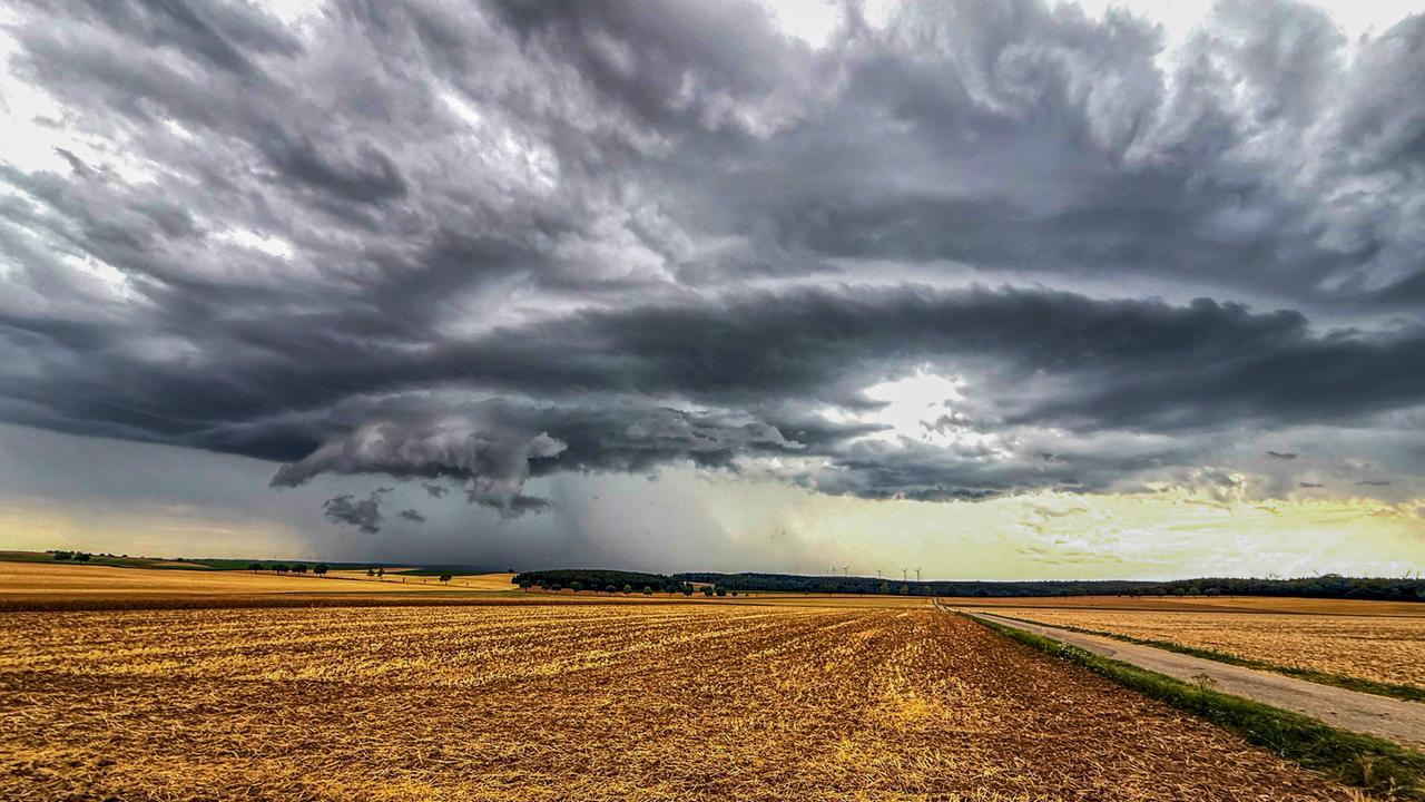 Weather: Showers and partly severe thunderstorms over the weekend