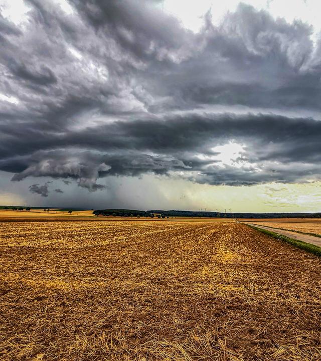 Eine Sturmzelle mit Hagel zieht auf Aalen an der Brenz in Baden-Württemberg zu.
