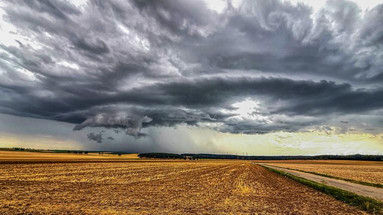 Eine Sturmzelle mit Hagel zieht auf Aalen an der Brenz in Baden-Württemberg zu.