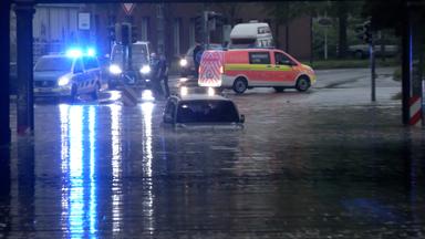 29.05.2026, Niedersachsen, Rheine: Ein Auto steht in einer überfluteten Straße in einer Unterführung. 
