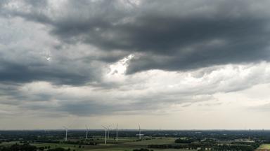 Dunkle Wolken über den Feldern