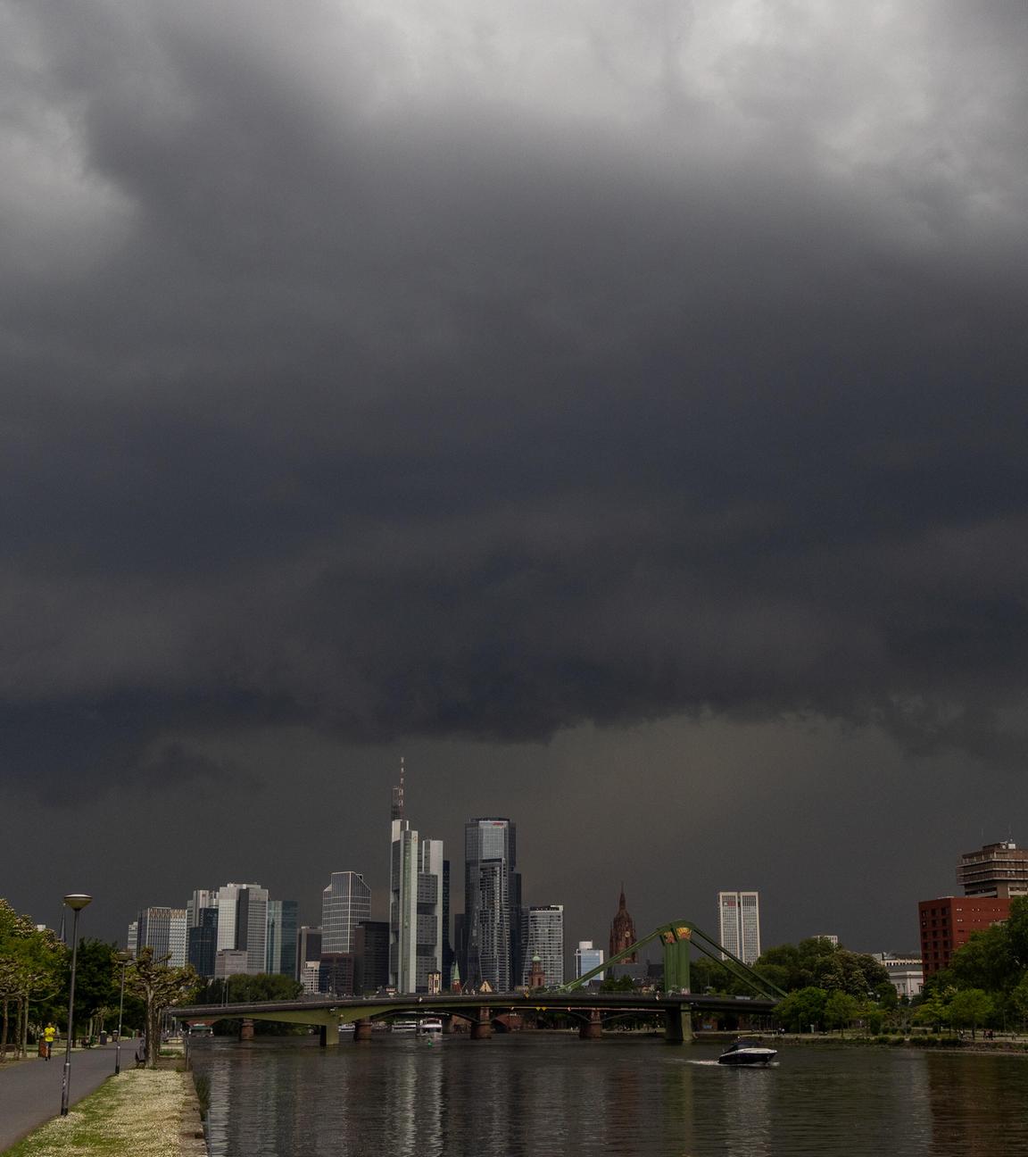 Gewitterfront über Frankfurt