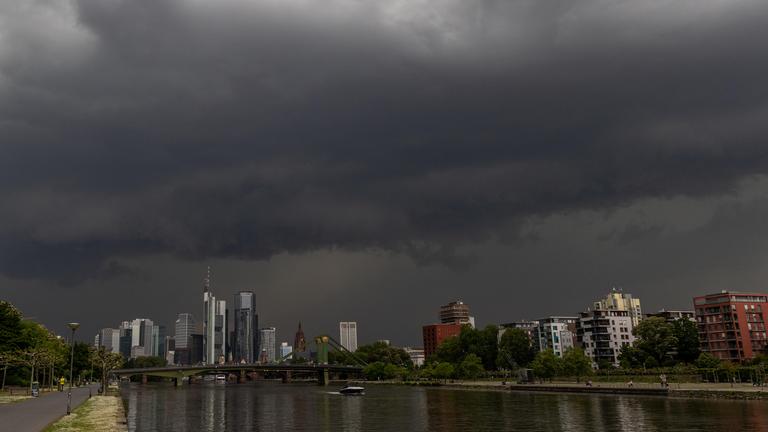 Gewitterfront über Frankfurt