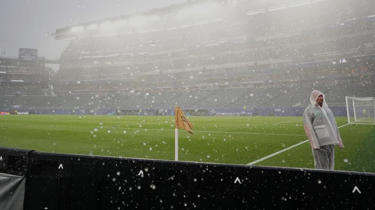 Unwetter beim WM-Spiel Irak-Frankreich