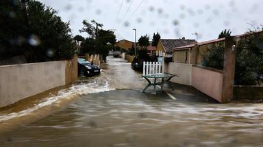 20.10.2026, Frankreich, Saint-Mitre-Les-Remparts: Diese Aufnahme mit langer Belichtungszeit zeigt eine überflutete Straße in einem Wohngebiet nach heftigen Regenfällen in der Nähe von Marseille im Südosten Frankreichs.