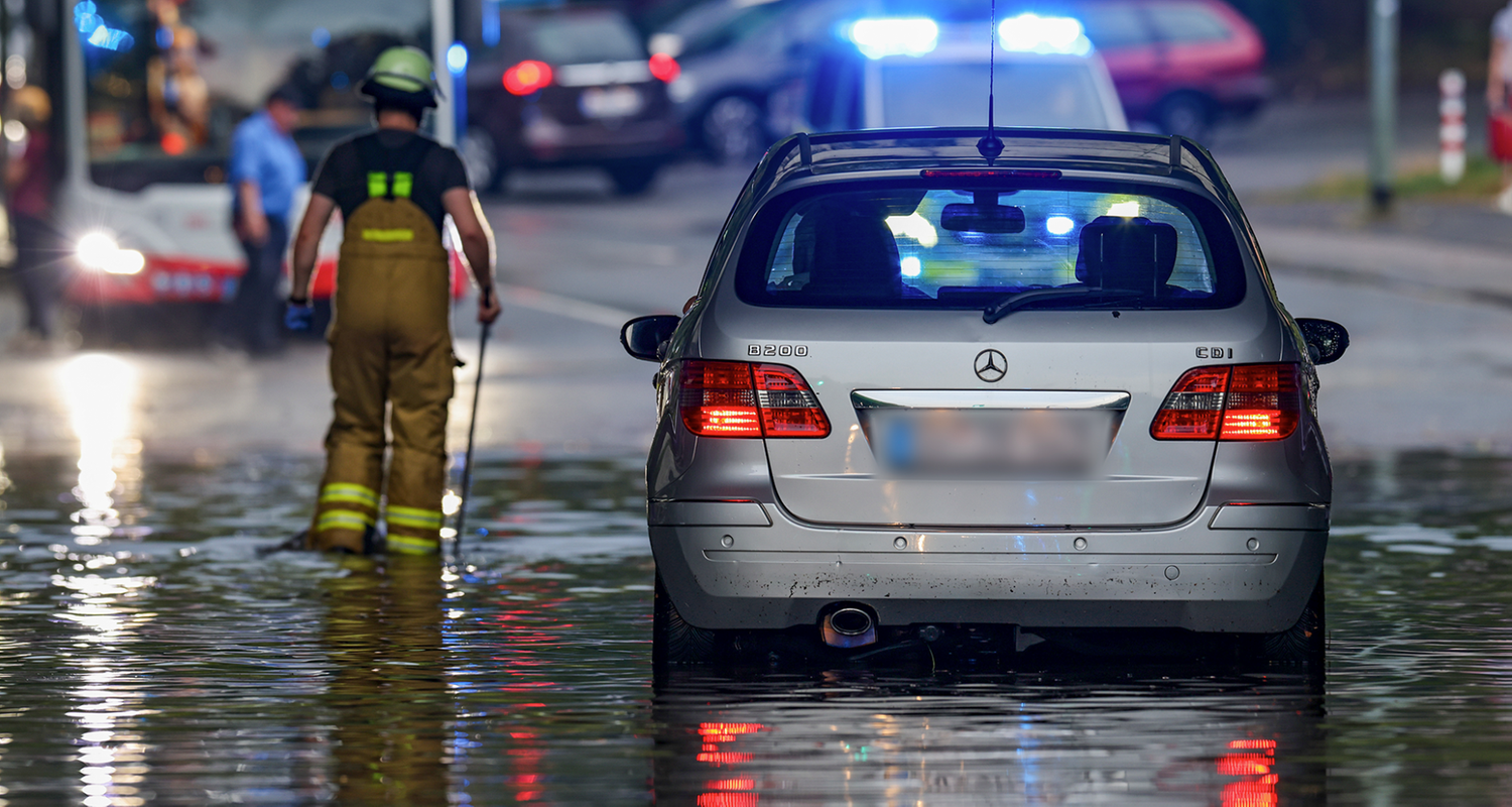 Auto auf überfluteter Straße