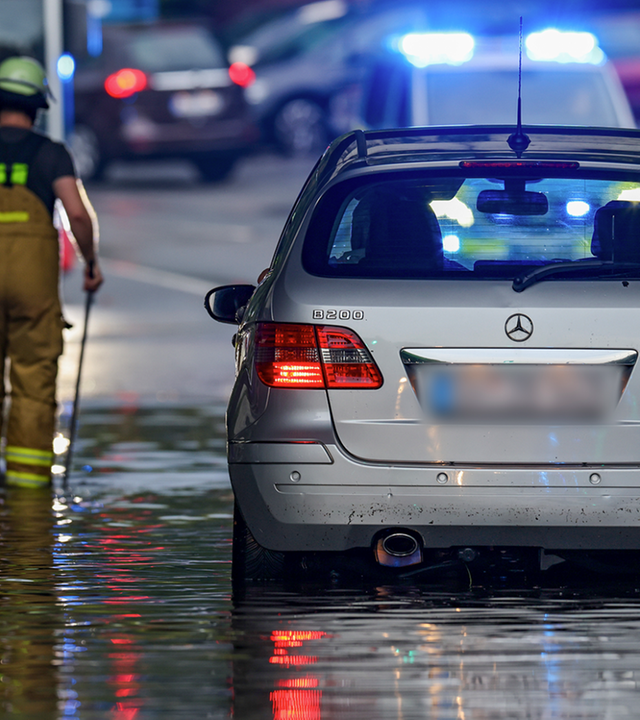 Auto auf überfluteter Straße