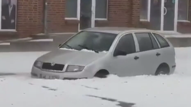 Ein Auto steckt in Hagel fest