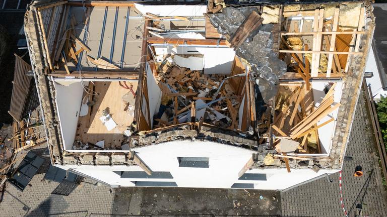  Zerstörungen sind an mehreren Häusern in Solms-Oberndorf nach einem mutmaßlichen Tornado zu erkennen (Aufnahme mit einer Drohne)
