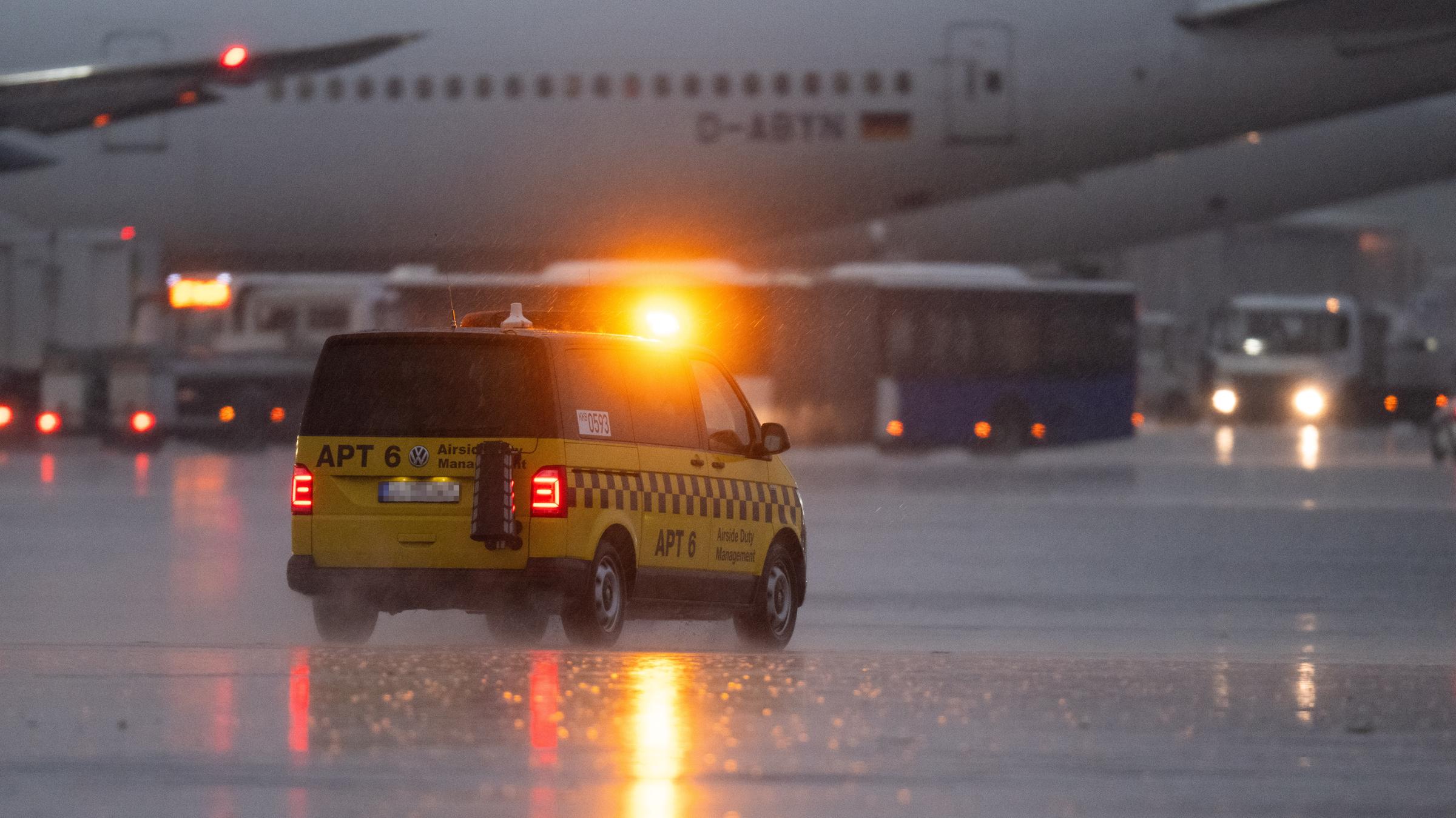 Hessen, Frankfurt/Main: Während eines massiven Unwetters stehen Flugzeuge auf dem Flughafen Frankfurt.