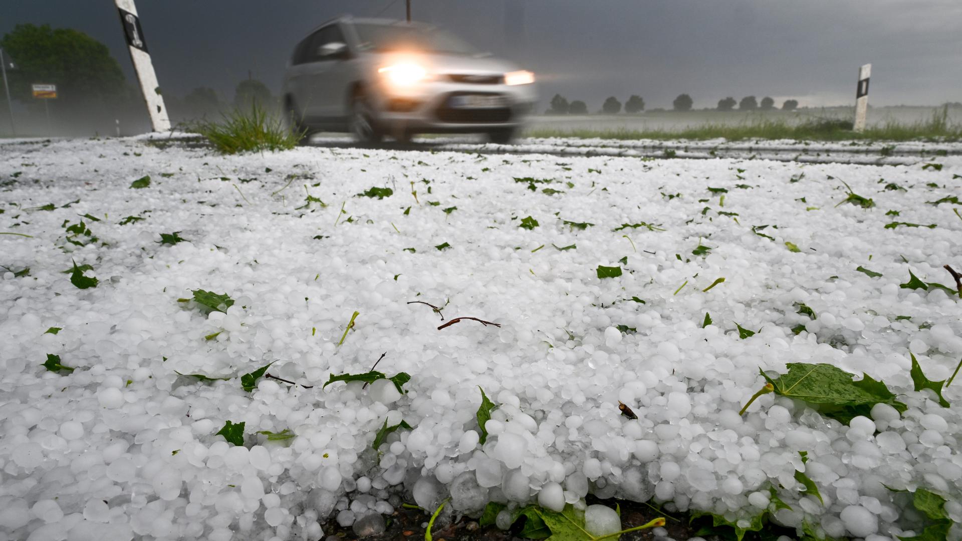 Hagel liegt auf der Straße. Ein Unwetter hatte sich zuvor in der Region um Laupheim mit Blitz und Hagel entladen.