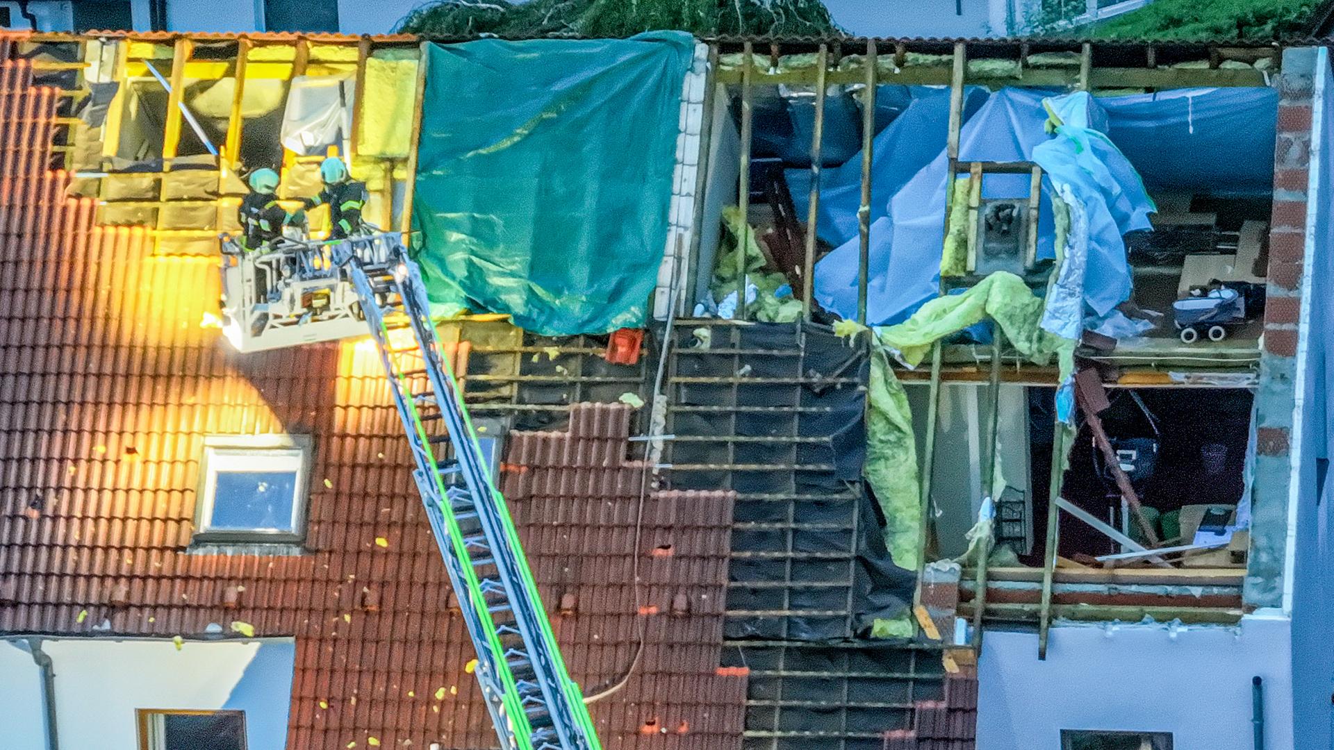 Einsatzkräfte von Feuerwehr sind im Stadtteil Donaustetten im Einsatz, nachdem durch das Unwetter das Dach eines Reihenhauses stark beschädigt wurde (Aufnahme mit Drohne). Am 04.06.2025, Baden-Württemberg, Ulm
