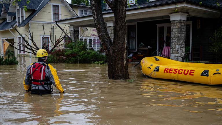 Rettungskräfte im Einsatz in einem Wohnviertel in Frankfort, Kentucky, USA. Aufgenommen am 6. 4. 2025, 