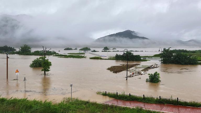Südkorea, Sejong: Ein Teil eines Parks entlang des Geum-Flusses ist aufgrund starker Regenfälle in Sejong, Südkorea, überflutet.