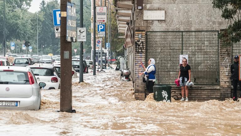 Das Unwetter in Italien lässt die Straaßen versinken